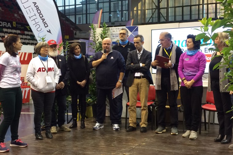 fotografia di gruppo: presentazione delle associazioni partecipanti alla Run4Charity 2017 durante la Maratona di Reggio Emilia - www.aimareggioemilia.it