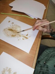 Arteterapia AIMA Reggio Emilia ODV per ASP: dipingere con il caffè