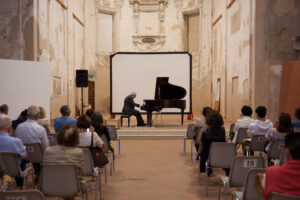 Fotografia Roberto Marchesi al pianoforte - concerto a Guastalla per AIMA 3 ottobre 2021