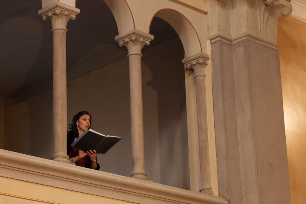 Fotografia della soprano Sara Fornaciari al concerto Serassi per AIMA 10 ottobre 2021 a Novellara