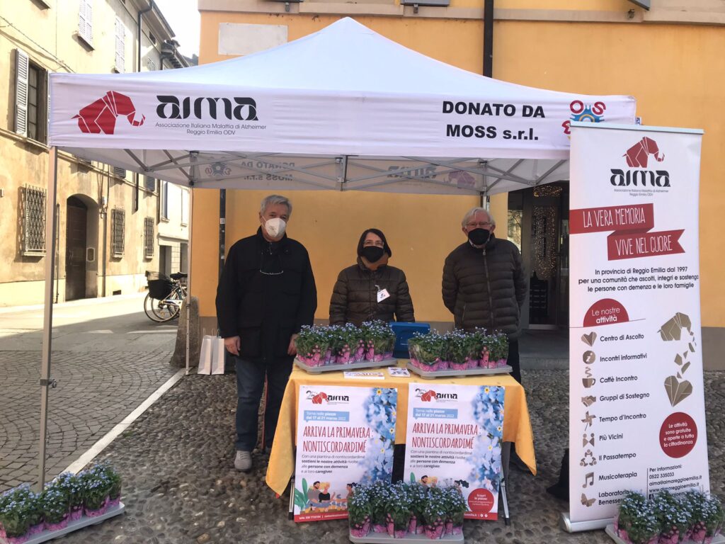 Fotografia banchetto in piazza Fontanesi a Reggio Emilia della campagna nontiscordardimé 2022 con volontari AIMA