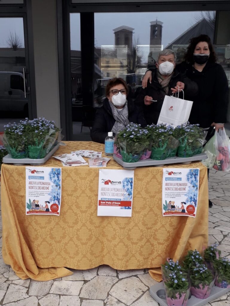 Fotografie dei banchetti della campagna di raccolta fondi Nontiscordardimé allestiti dai volontari AIMA Associazione Italiana Malattia di Alzheimer Reggio Emilia dal 17 marzo al 21 marzo 2022.