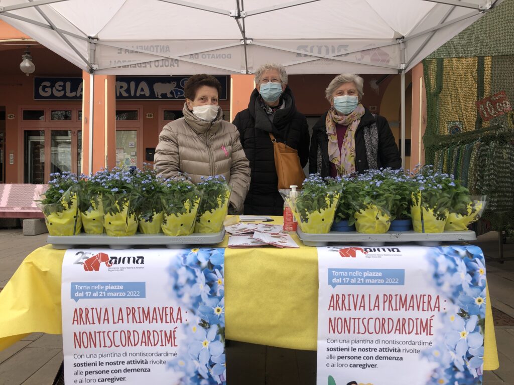 Fotografia volontarie AIMA e familiare
al banchetto in piazza Martiri a Reggiolo della campagna di raccolta fondi nontiscordardimé 2022