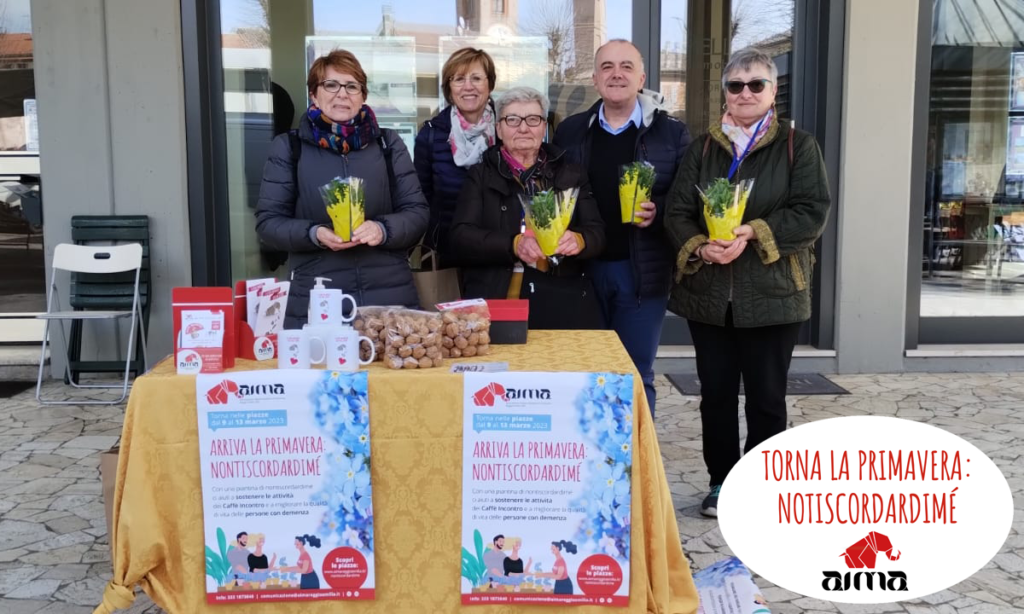 Fotografie campagna Nontiscordardimé 2023 di AIMA Associazione Italiana Malattia di Alzheimer Reggio Emilia - volontari in piazza a San Polo d'Enza