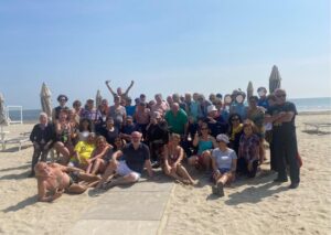 Foto di gruppo | Fotografia della Settimana al Mare per persone con demenza e caregiver di AIMA Reggio Emilia | Pinarella di Cervia 2023 |