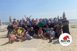 Foto di gruppo | Fotografia della Settimana al Mare per persone con demenza e caregiver di AIMA Reggio Emilia | Pinarella di Cervia 2023 |