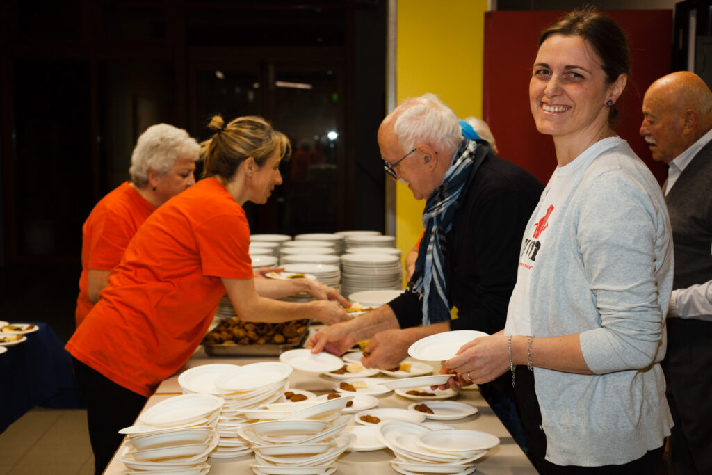 Foto volontari AIMA, Auser ed Emmaus alla Cena d'Autunno in San Luigi per Tempo d'Incontro venerdì 17 novembre 2023