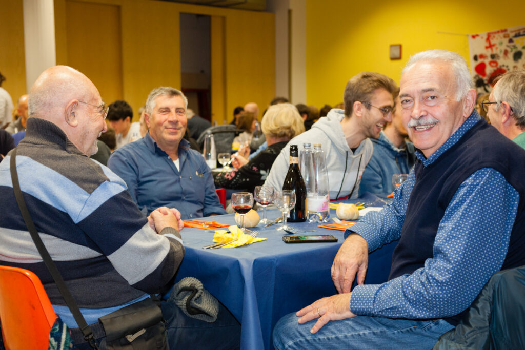 Fotografie della Cena d'Autunno che si è tenuta nel salone delle feste della Parrocchia di San Luigi a Reggio Emilia venerdì 17 novembre 2023 a sostegno del progetto Tempo d'Incontro