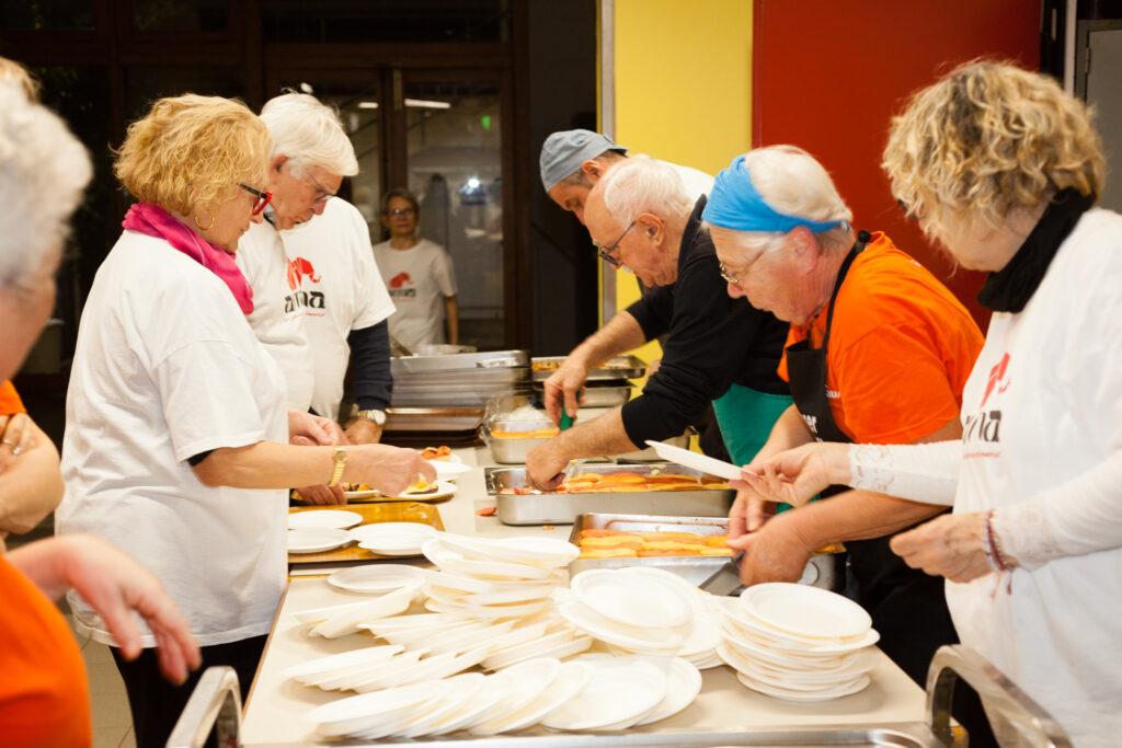 Fotografia volontari AIMA, Auser ed Emmaus alla Cena d'Autunno in San Luigi per Tempo d'Incontro venerdì 17 novembre 2023