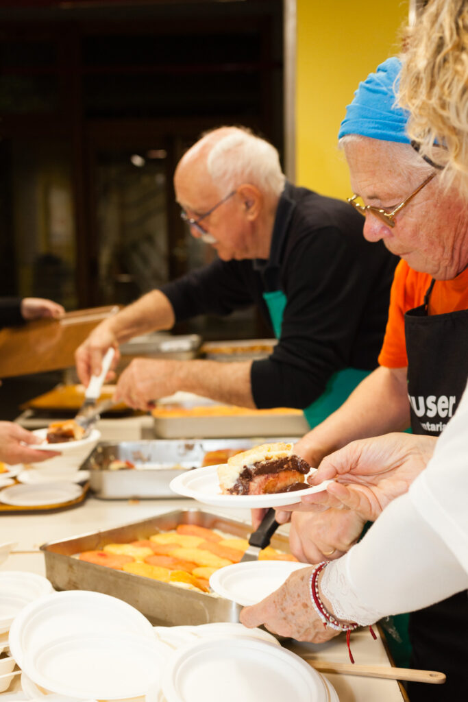 Fotografia volontari AIMA, Auser ed Emmaus alla Cena d'Autunno in San Luigi per Tempo d'Incontro venerdì 17 novembre 2023