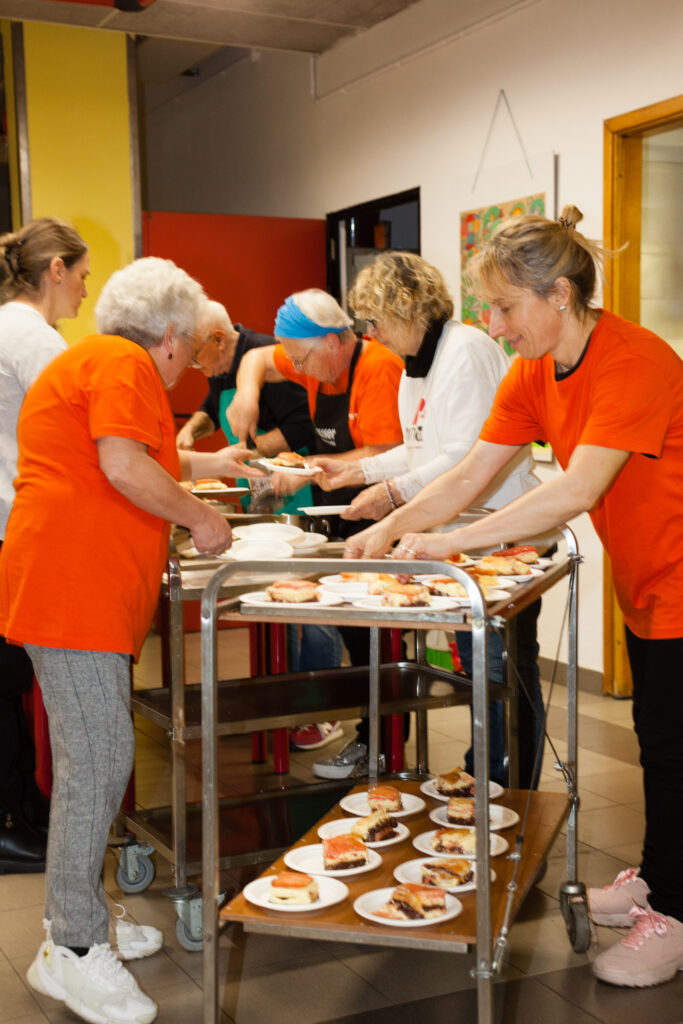 Fotografia volontari AIMA, Auser ed Emmaus alla Cena d'Autunno in San Luigi per Tempo d'Incontro venerdì 17 novembre 2023