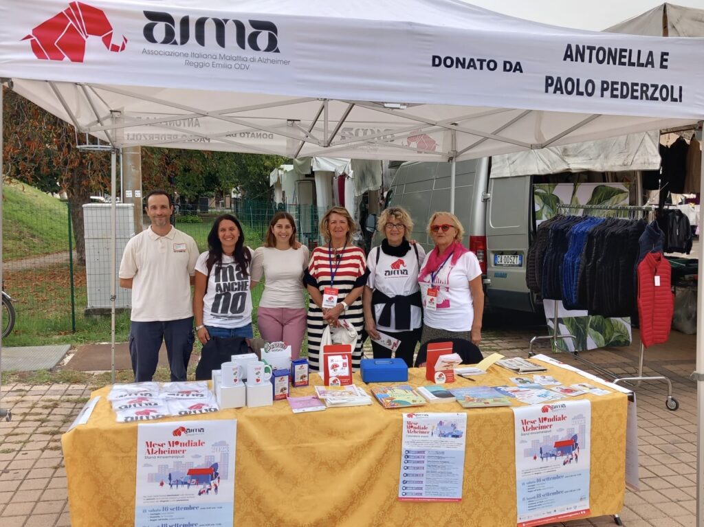 Fotografia dello stand con i volontari di AIMA Reggio Emilia per la campagna #insiemesipuò del Mese Mondiale Alzheimer 2023 a Scandiano