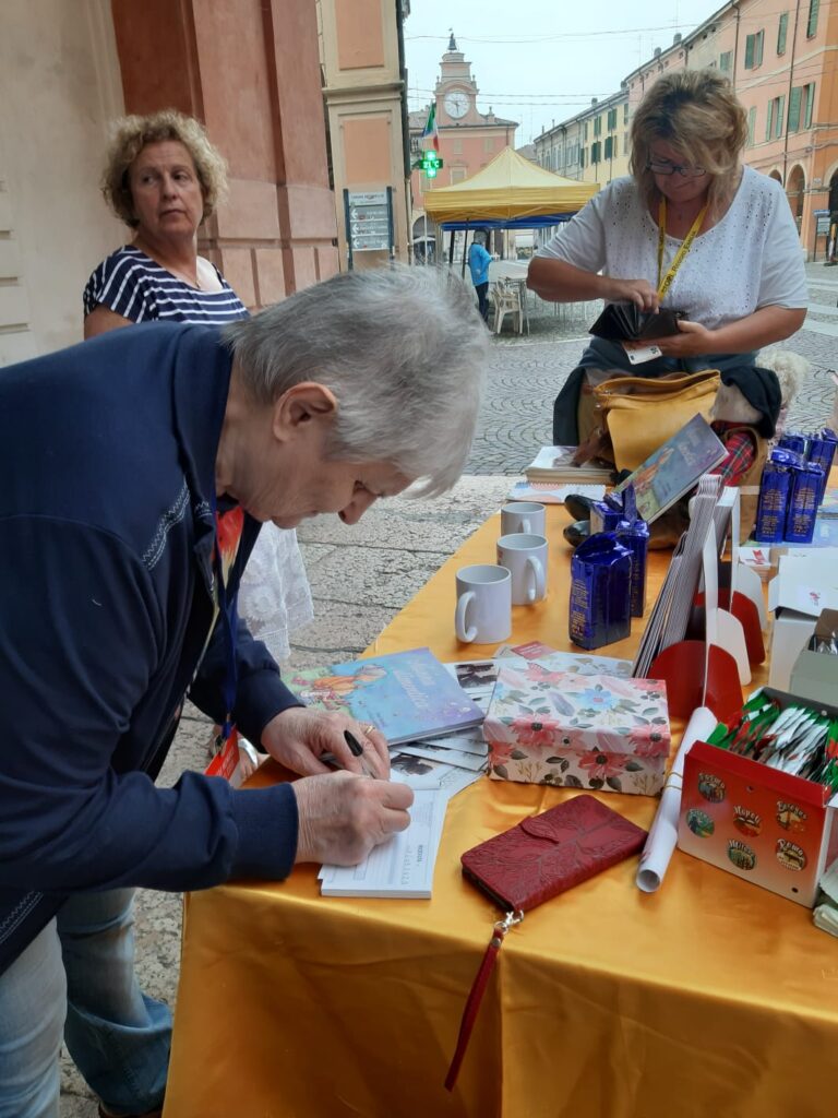 Fotografia dello stand con i volontari di AIMA Reggio Emilia per la campagna #insiemesipuò del Mese Mondiale Alzheimer a Correggio