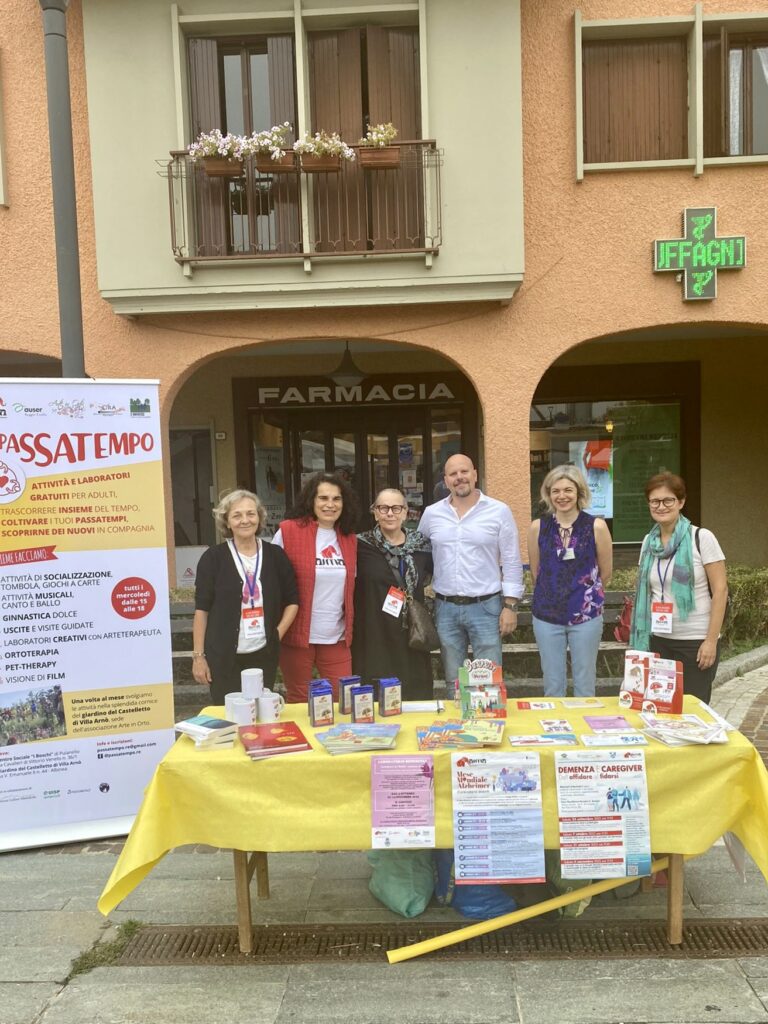 Fotografia dello stand con i volontari di AIMA Reggio Emilia per la campagna #insiemesipuò del Mese Mondiale Alzheimer 2023 ad Albinea