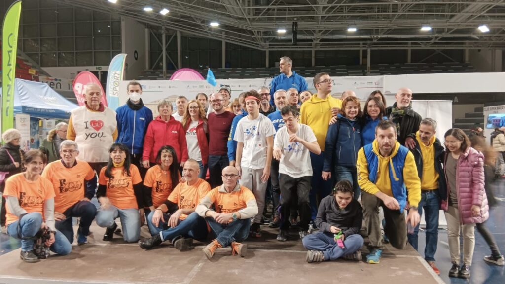 Fotografia di gruppo delle associazioni della Run4Charity 2023: la Camminata Solidale della Maratona di Reggio Emilia, a cui AIMA ha partecipato domenica 10 dicembre.