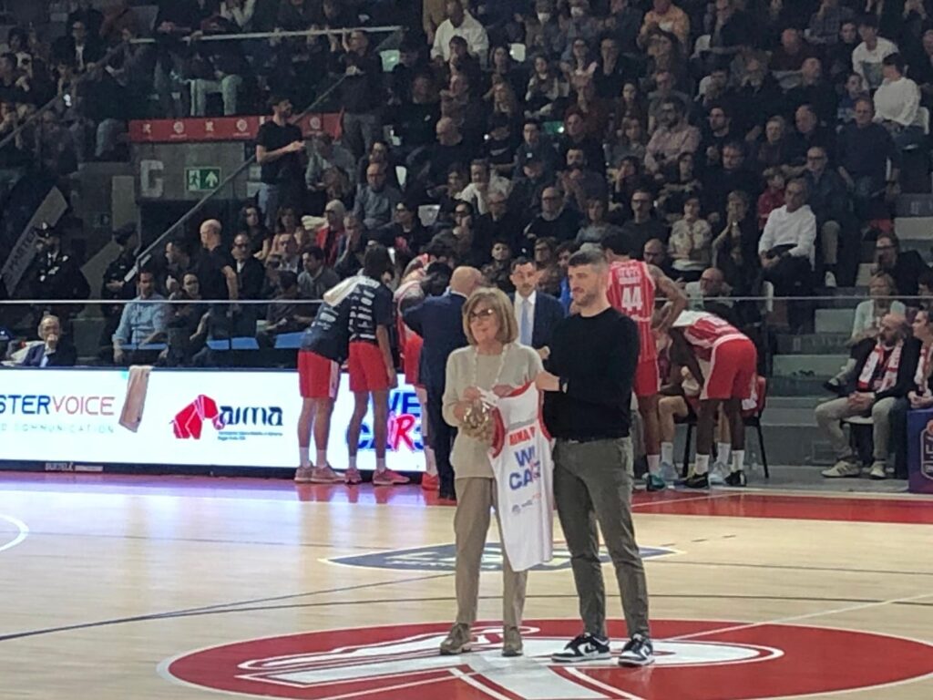 Michele Faedda di MasterVoice e Simonetta Cavalieri di AIMA, progetto We CaRE | PalaBigi 23 dicembre 2024, partita Pallacanestro Reggiana - Sassari
