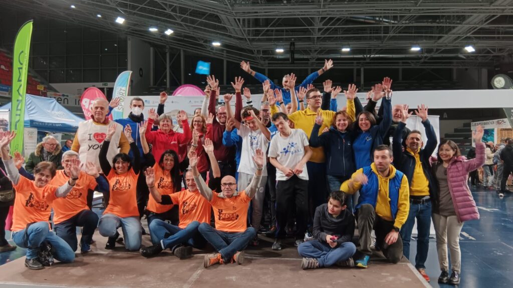 Fotografia di gruppo dei volontari delle associazioni della Run4Charity 2023: la Camminata Solidale della Maratona di Reggio Emilia, a cui AIMA ha partecipato domenica 10 dicembre.