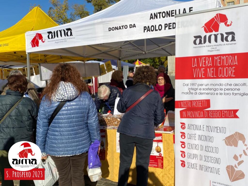 Donatori allo stand con le Noci della Memoria di AIMA Reggio Emilia in piazza Martiri nel giorno della Festa di San Prospero, 24 novembre 2023