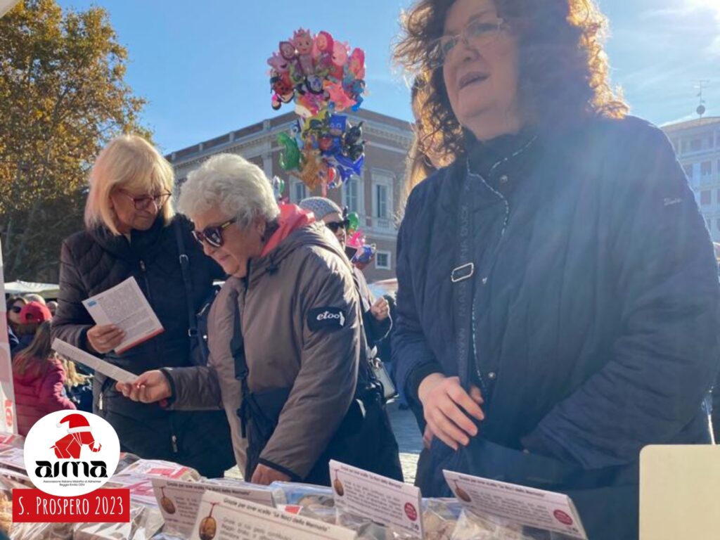 Donatori allo stand con le Noci della Memoria di AIMA Reggio Emilia in piazza Martiri nel giorno della Festa di San Prospero, 24 novembre 2023