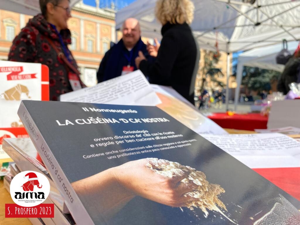 Il libro di Eugenio Menozzi nello stand con le Noci della Memoria in piazza Martiri nel giorno della Festa di San Prospero, 24 novembre 2023