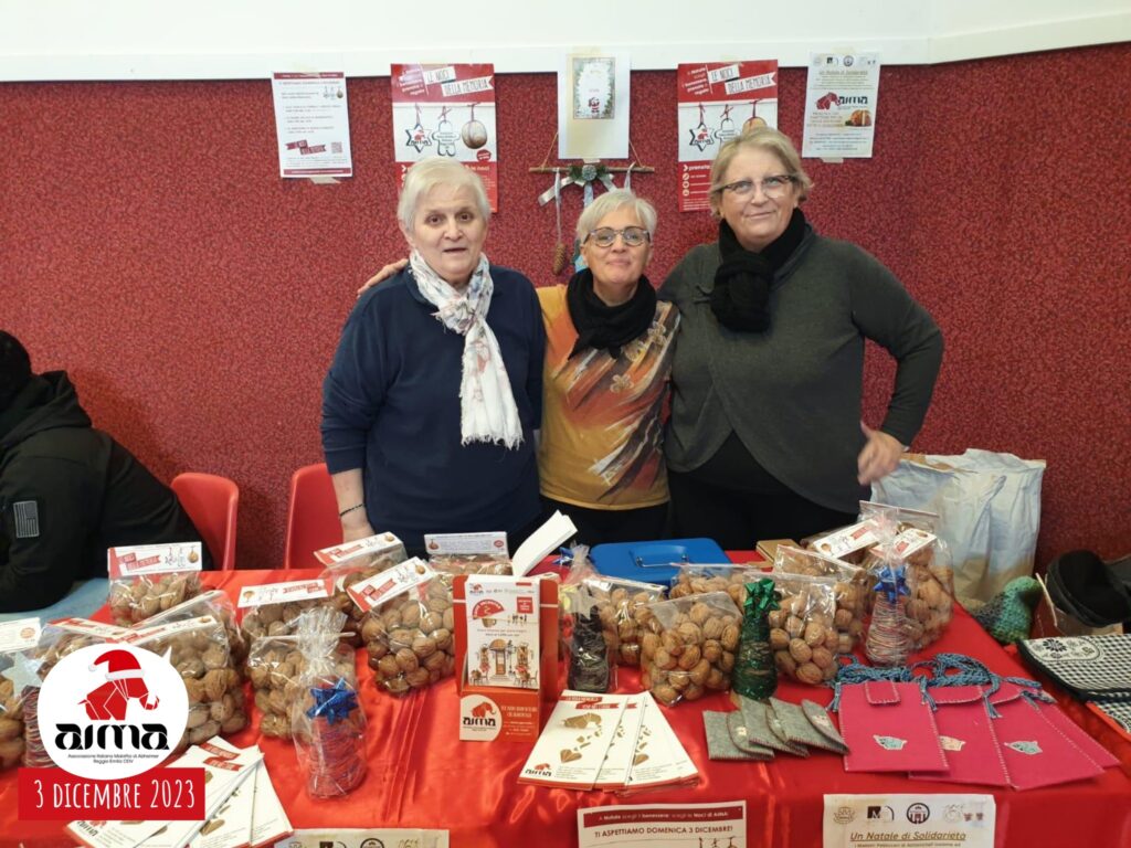 Volontarie di AIMA Reggio Emilia con le Noci della Memoria al Mercatino di Natale del Teatro Sociale di Massenzatico il 3 dicembre 2023