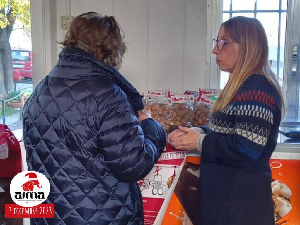 Volontaria di AIMA Reggio Emilia con le Noci della Memoria alla Vasca di Corbelli a Reggio Emilia