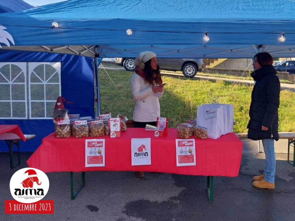 Volontaria di AIMA Reggio Emilia nello stand con le Noci della Memoria a Succiso