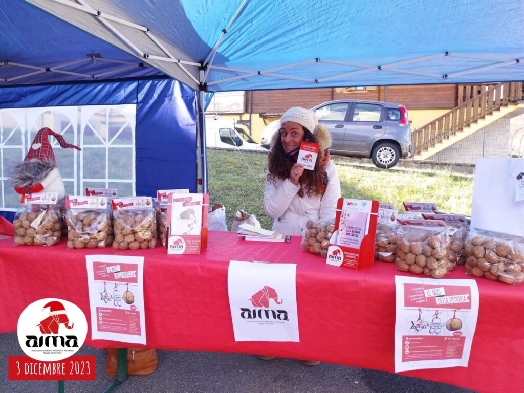 Volontaria di AIMA Reggio Emilia nello stand con le Noci della Memoria a Succiso