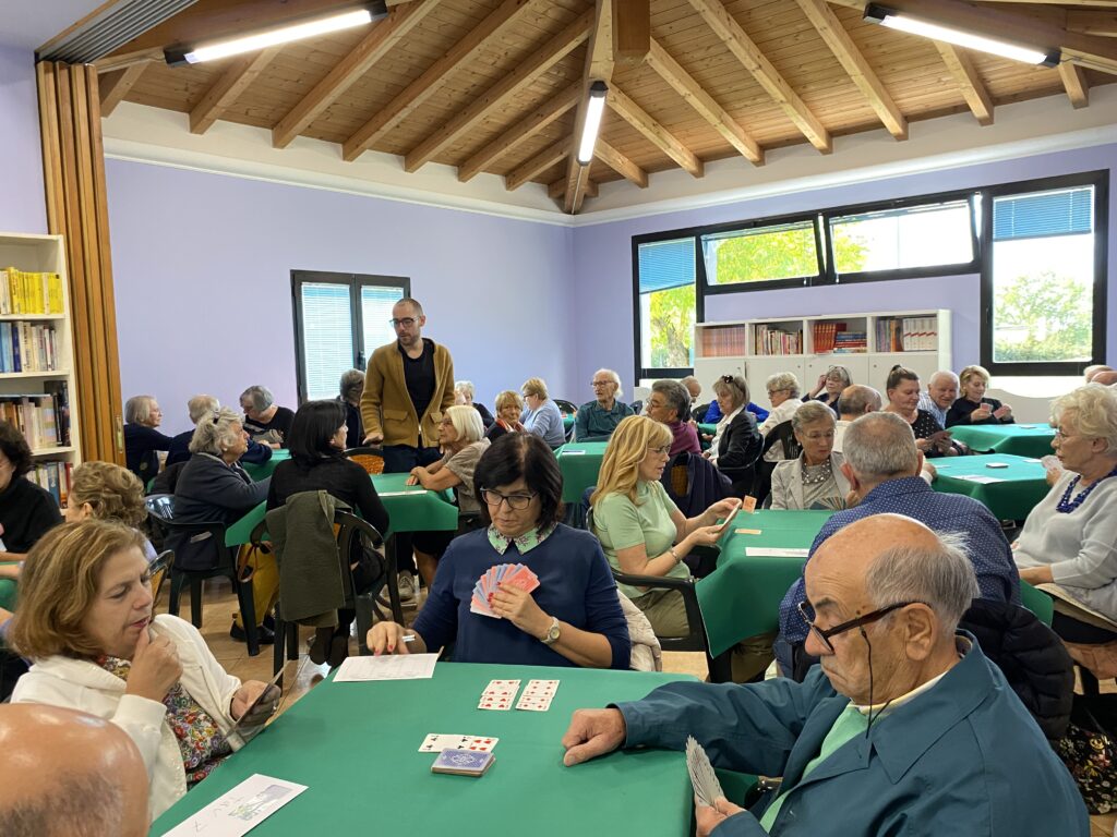 Fotografie del torneo di beneficenza di Pinnacolo organizzato dai volontari del Centro Sociale I Boschi di Puianello domenica 22 ottobre 2023: grazie alla generosità dei partecipanti sono stati raccolti 650 Euro a sostegno delle attività del progetto Il Passatempo.