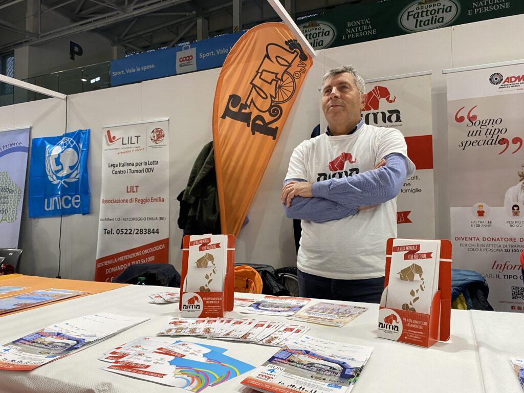 Fotografia dello stand di AIMA al Palazzetto dello Sport per la Run4Charity 2023: la Camminata Solidale della Maratona di Reggio Emilia, a cui AIMA ha partecipato domenica 10 dicembre.
