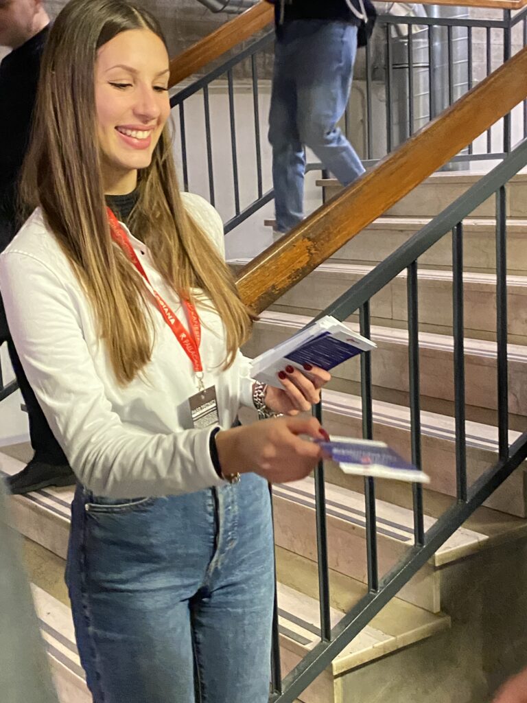 Distribuzione delle cartoline con il decalogo della prevenzione della demenza donate agli spettatori da MasterVoice e AIMA, progetto We CaRE | PalaBigi 23 dicembre 2024, partita Pallacanestro Reggiana - Sassari