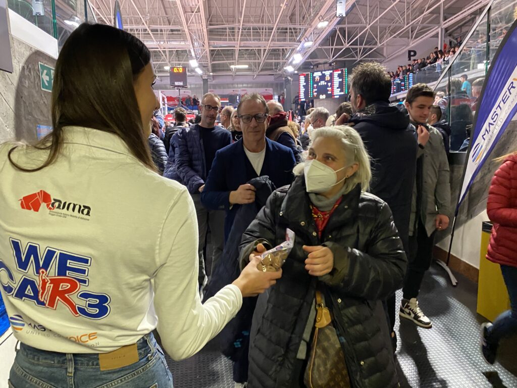 Distribuzione dei sacchetti di Noci della Memoria di AIMA donati agli spettatori da MasterVoice | PalaBigi 23 dicembre 2024, partita Pallacanestro Reggiana - Sassari