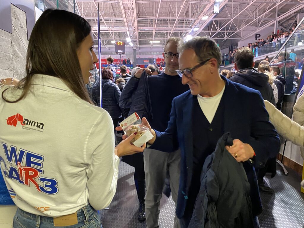 Distribuzione dei sacchetti di Noci della Memoria di AIMA donati agli spettatori da MasterVoice | PalaBigi 23 dicembre 2024, partita Pallacanestro Reggiana - Sassari