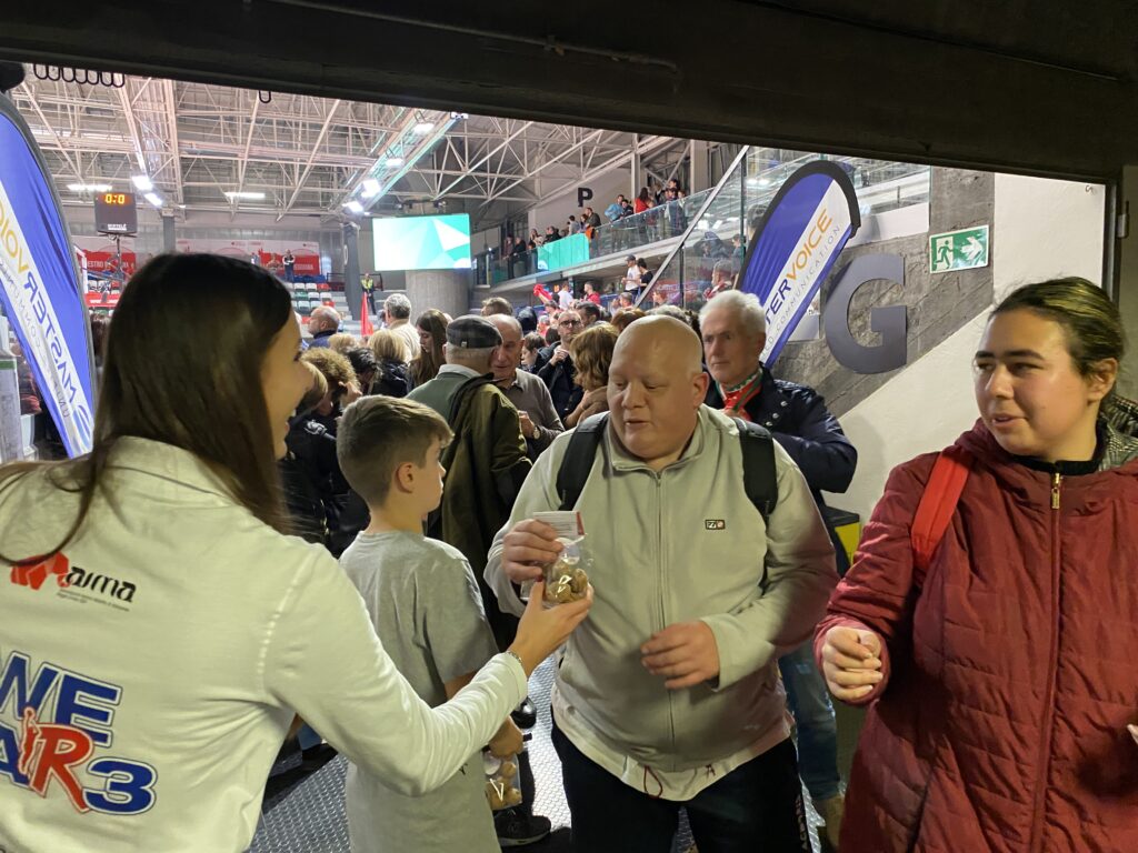 Distribuzione dei sacchetti di Noci della Memoria di AIMA donati agli spettatori da MasterVoice | PalaBigi 23 dicembre 2024, partita Pallacanestro Reggiana - Sassari