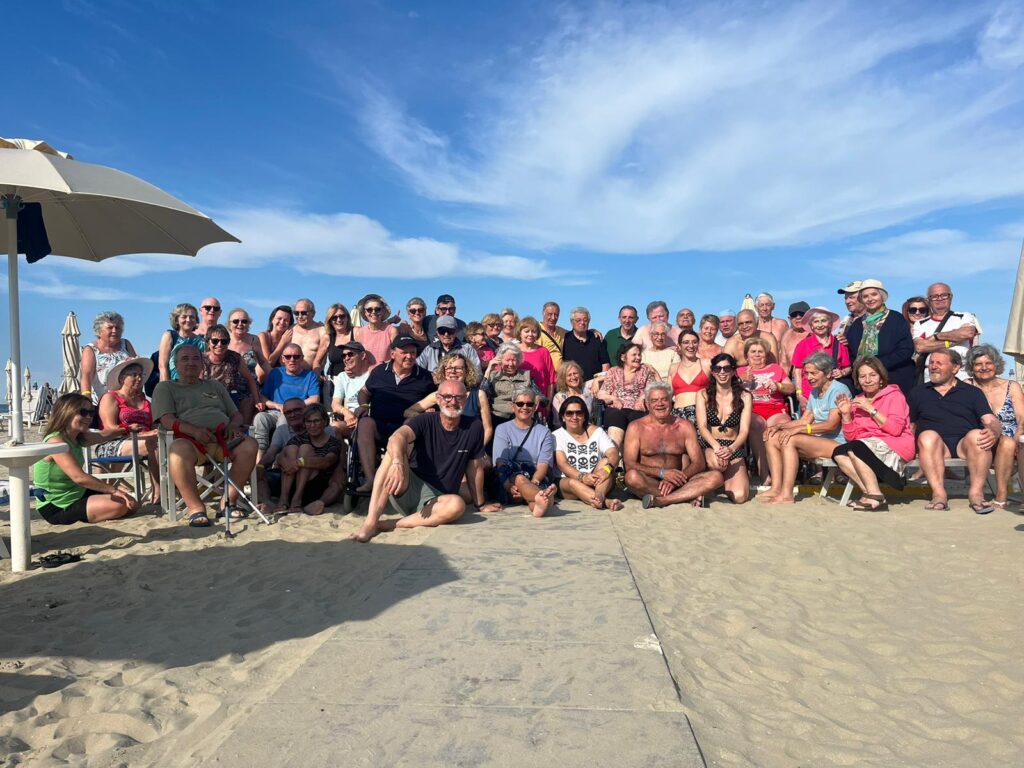 Foto di gruppo dei partecipanti della Settimana al Mare dei Caffè Incontro di AIMA Associazione Italiana Malattia di Alzheimer Reggio Emilia ODV