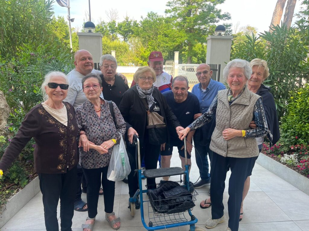 Foto di gruppo dei partecipanti della Settimana al Mare dei Caffè Incontro di AIMA Associazione Italiana Malattia di Alzheimer Reggio Emilia ODV