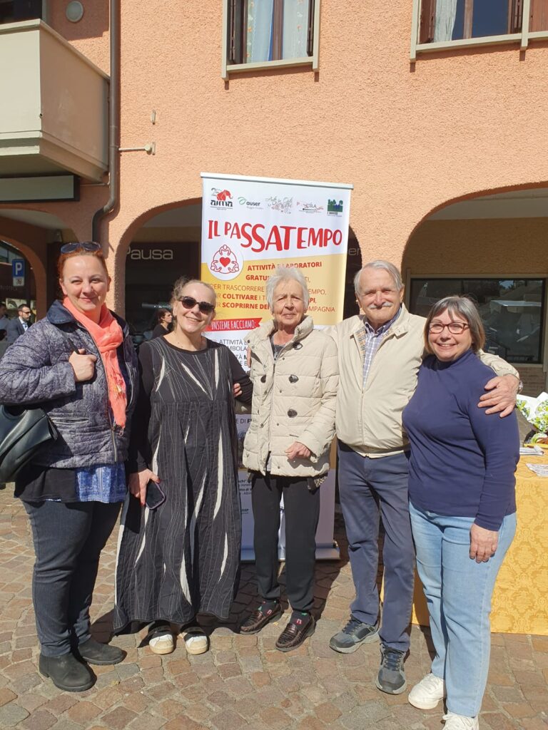 Banchetto in piazza con le Uova di Pasqua di cioccolata solidali per il progetto Il Passatempo | volontari delle associazioni partner di progetto AUSER, Banca del Tempo di Quattro Castella e Centro Sociale di Boschi di Puianello.