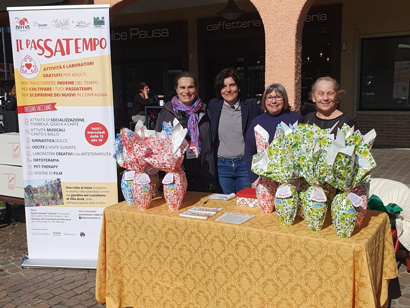 Banchetto in piazza con le Uova di Pasqua di cioccolata solidali per il progetto Il Passatempo | volontari delle associazioni partner di progetto AUSER, Banca del Tempo di Quattro Castella e Centro Sociale di Boschi di Puianello.