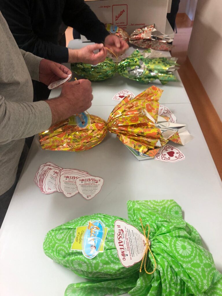 Uova di Pasqua di cioccolata 2025:  preparazione dei volontari delle associazioni partner di progetto AUSER, Banca del Tempo di Quattro Castella e Centro Sociale di Boschi di Puianello.