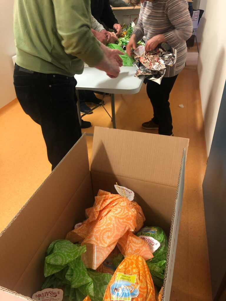 Uova di Pasqua di cioccolata 2025:  preparazione dei volontari delle associazioni partner di progetto AUSER, Banca del Tempo di Quattro Castella e Centro Sociale di Boschi di Puianello.