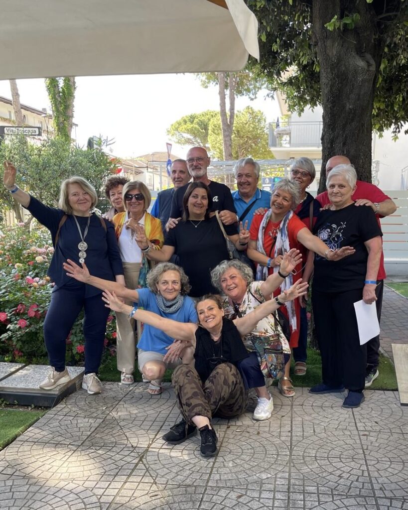 Foto di gruppo di AIMA Reggio Emilia durante la Settimana al Mare 2025 a Pinarella di Cervia.