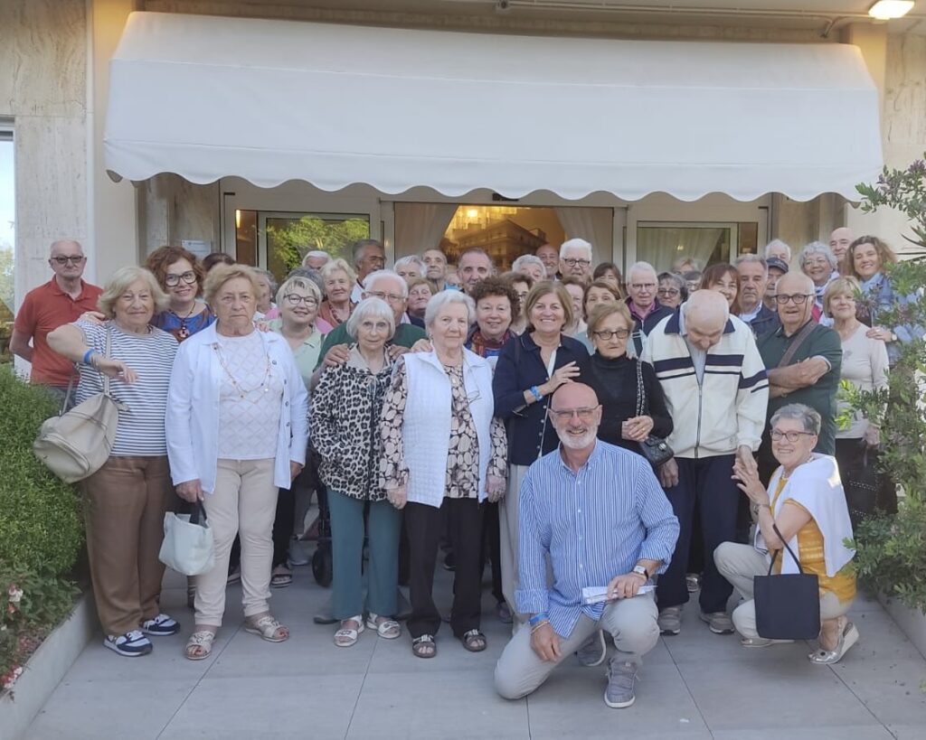 Foto di gruppo di AIMA Reggio Emilia durante la Settimana al Mare 2025 a Pinarella di Cervia.