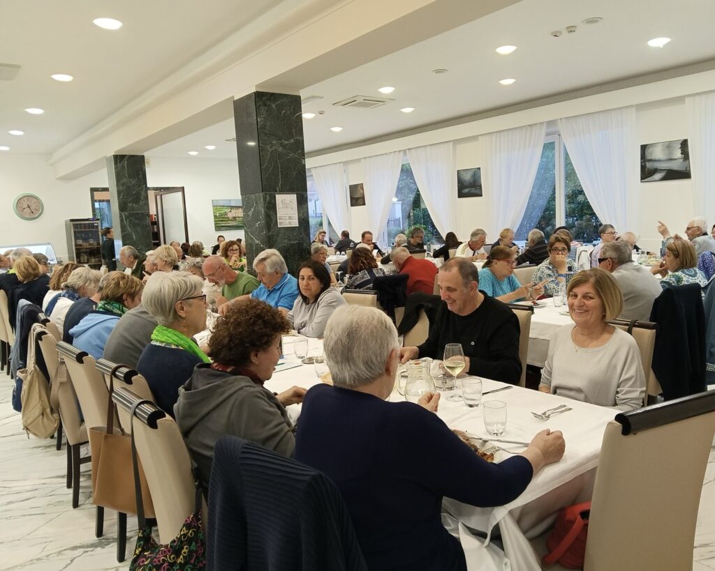 Foto di gruppo di AIMA Reggio Emilia durante la Settimana al Mare 2025 a Pinarella di Cervia.