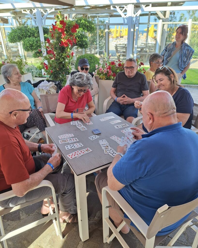 Foto di gruppo di AIMA Reggio Emilia durante la Settimana al Mare 2025 a Pinarella di Cervia.