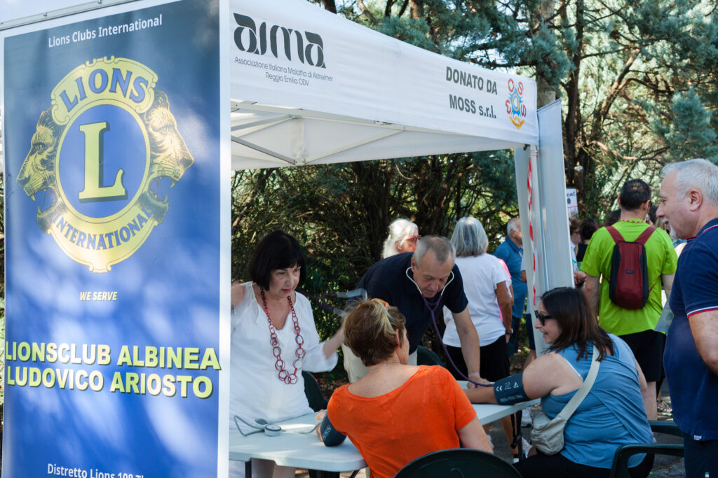 Stand del Lions Club Albinea Ludovico Ariosto nel parco della RSR di Albinea durante la CamminAIMA, camminata solidale in occasione della Giornata Mondiale Alzheimer di domenica 21 settembre 2025