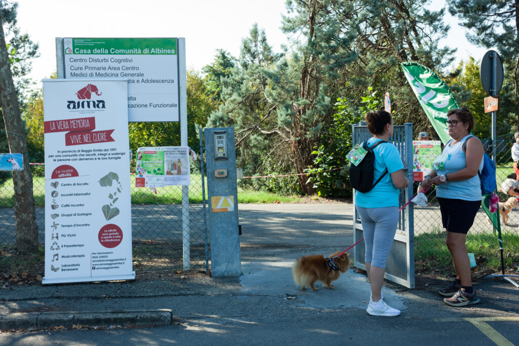 Ingresso al parco della RSR di Albinea durante la CamminAIMA, camminata solidale in occasione della Giornata Mondiale Alzheimer di domenica 21 settembre 2025