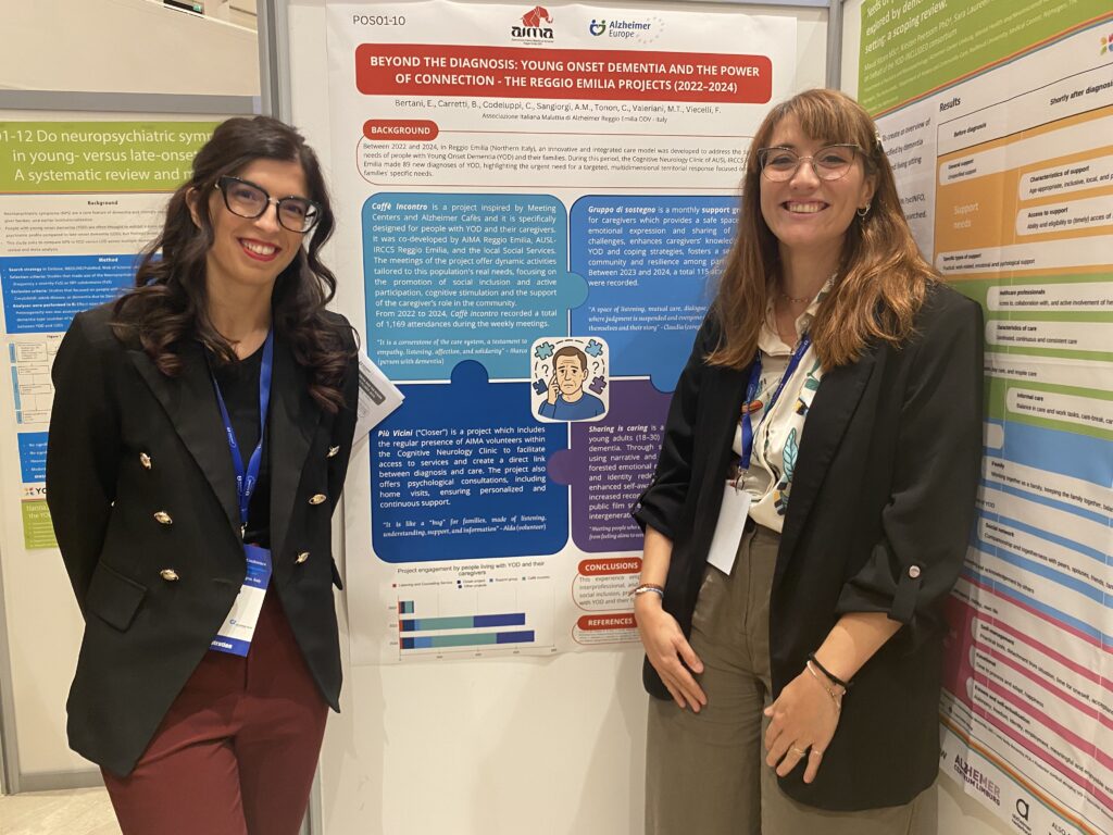 Fotografia dello staff di AIMA Reggio Emilia ODV davanti a uno dei poster presentati alla 35a Conferenza di Alzheimer Europe a Bologna, 6-8 ottobre 2025