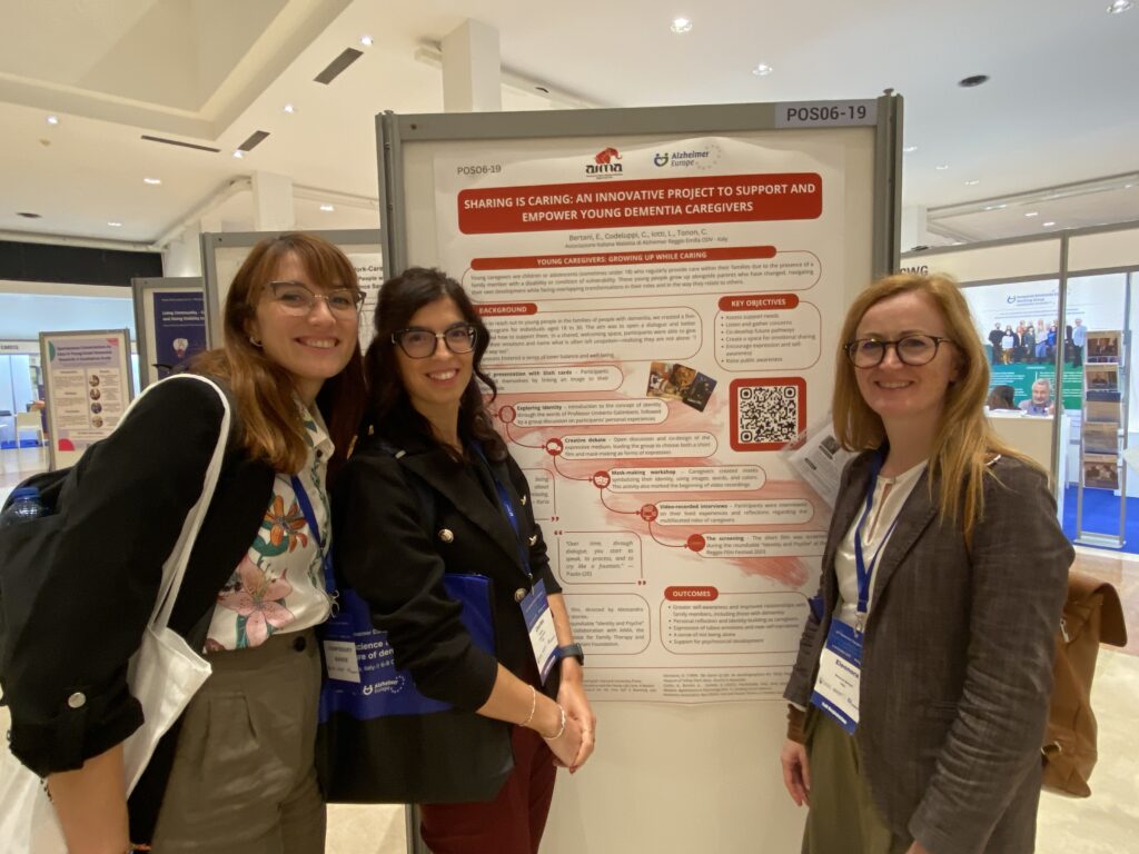 Fotografia dello staff di AIMA Reggio Emilia ODV davanti a uno dei poster presentati alla 35a Conferenza di Alzheimer Europe a Bologna, 6-8 ottobre 2025