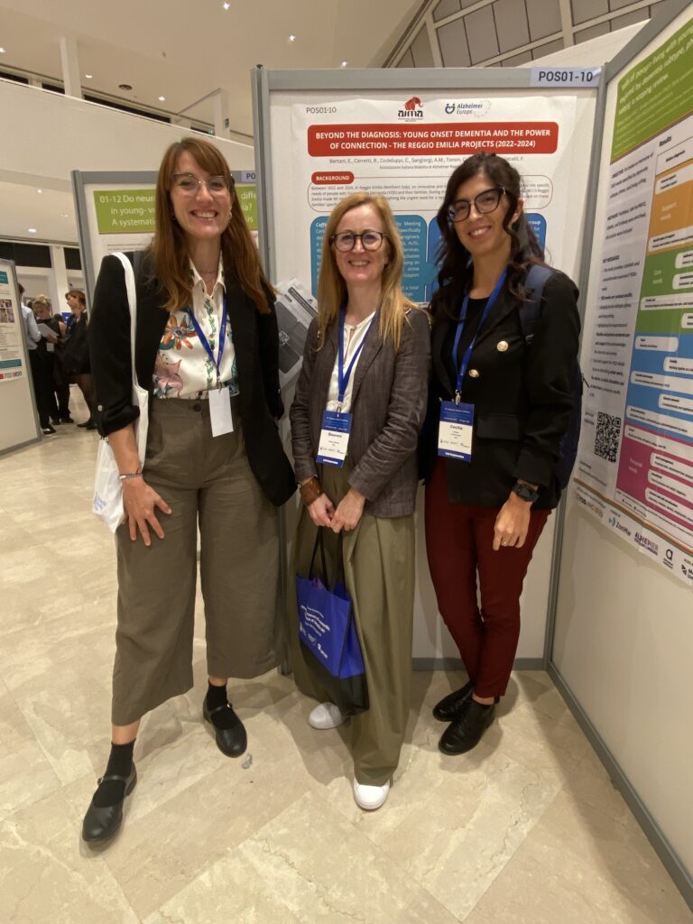 Fotografia dello staff di AIMA Reggio Emilia ODV davanti a uno dei poster presentati alla 35a Conferenza di Alzheimer Europe a Bologna, 6-8 ottobre 2025