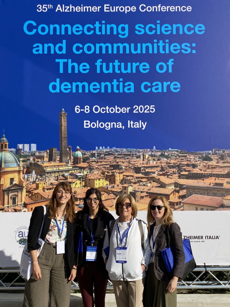 Fotografia dello staff di AIMA Reggio Emilia ODV alla 35a Conferenza di Alzheimer Europe a Bologna, 6-8 ottobre 2025